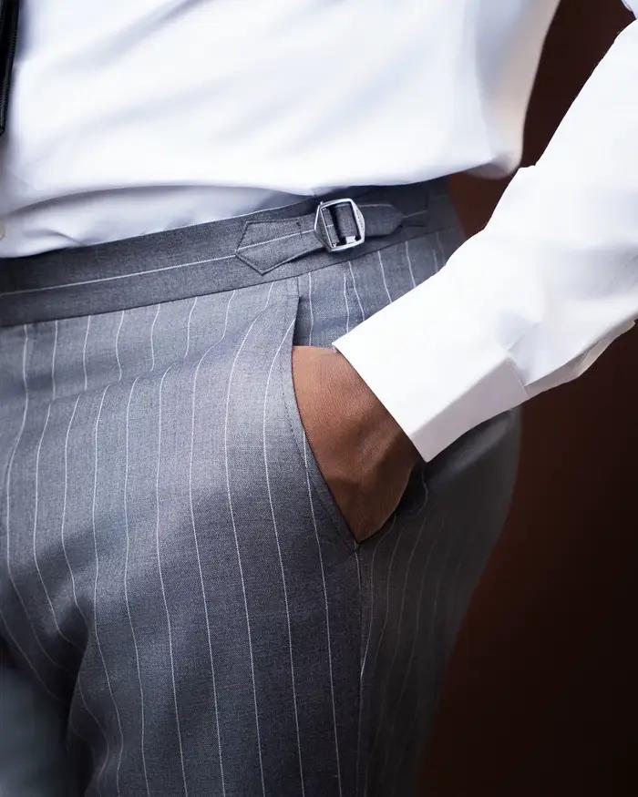 Ensemble de costumes pour hommes gris à rayures fines