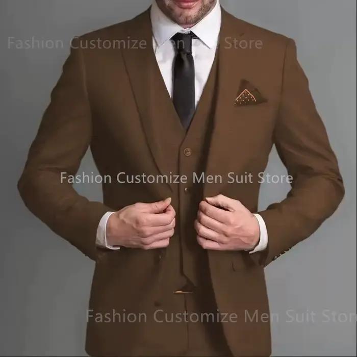 Costume d'affaires bleu marine trois pièces avec revers crantés pour hommes, élégant pour mariages et événements d'affaires