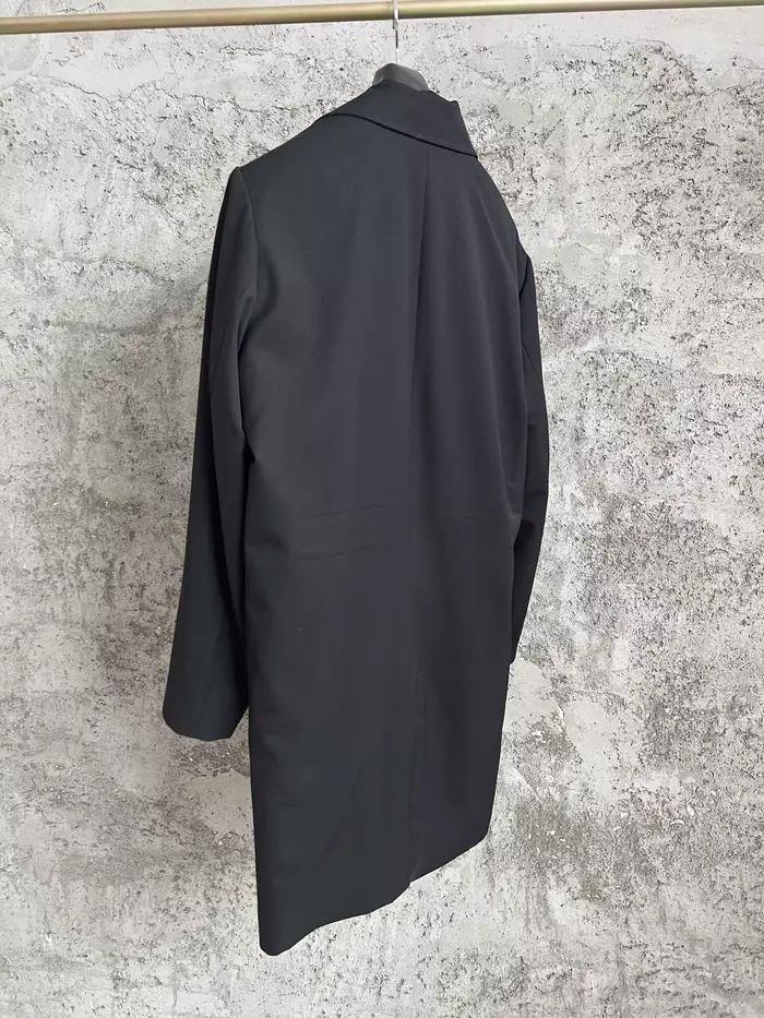 Un costume noir avec un revers incliné