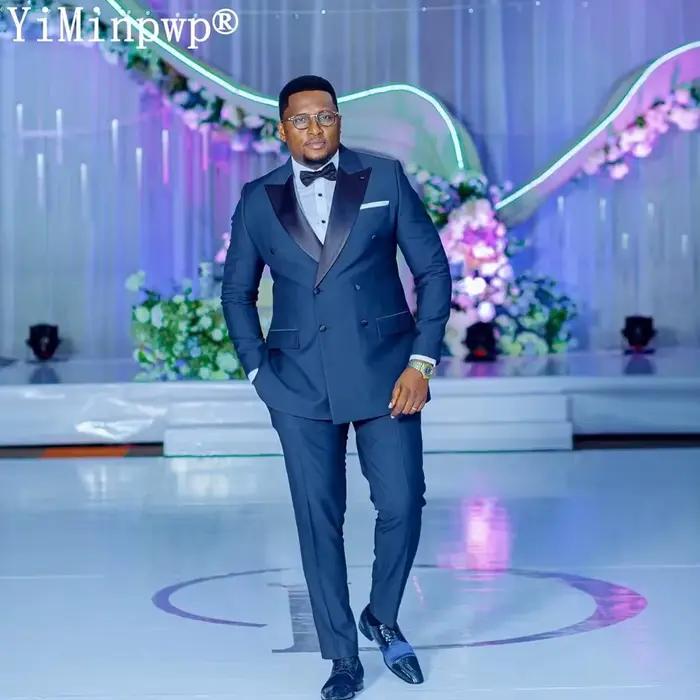 Costume homme bleu marine moderne avec revers pointu et double boutonnage pour mariage et événements formels occasions spéciales