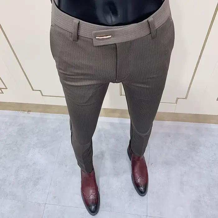 Pantalon slim à rayures pour homme
