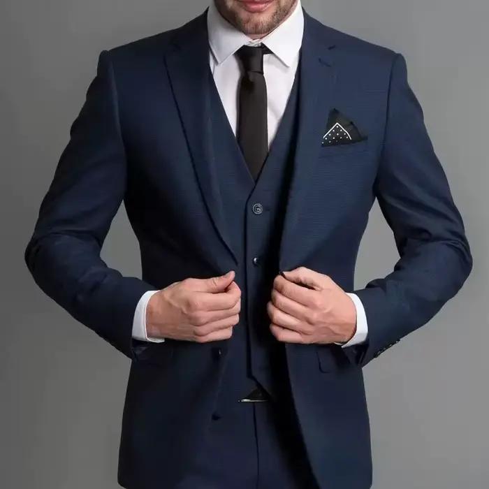 Costume d'affaires bleu marine trois pièces avec revers crantés pour hommes, élégant pour mariages et événements d'affaires