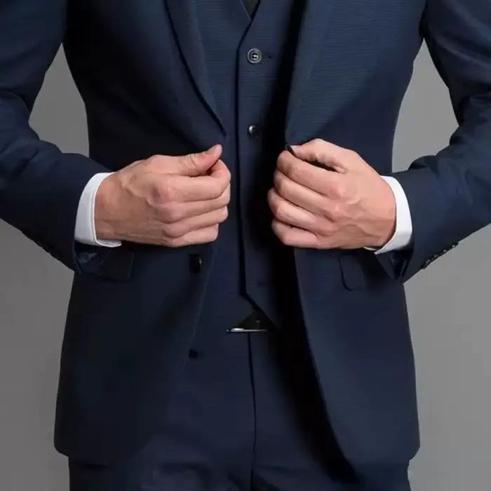 Costume d'affaires bleu marine trois pièces avec revers crantés pour hommes, élégant pour mariages et événements d'affaires