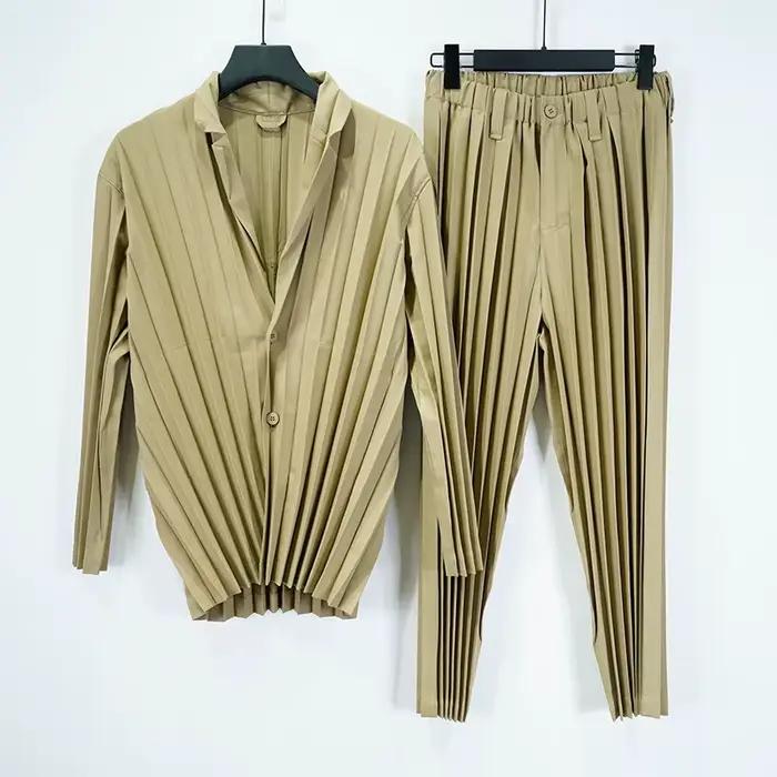 Miyake – costume plissé pour hommes