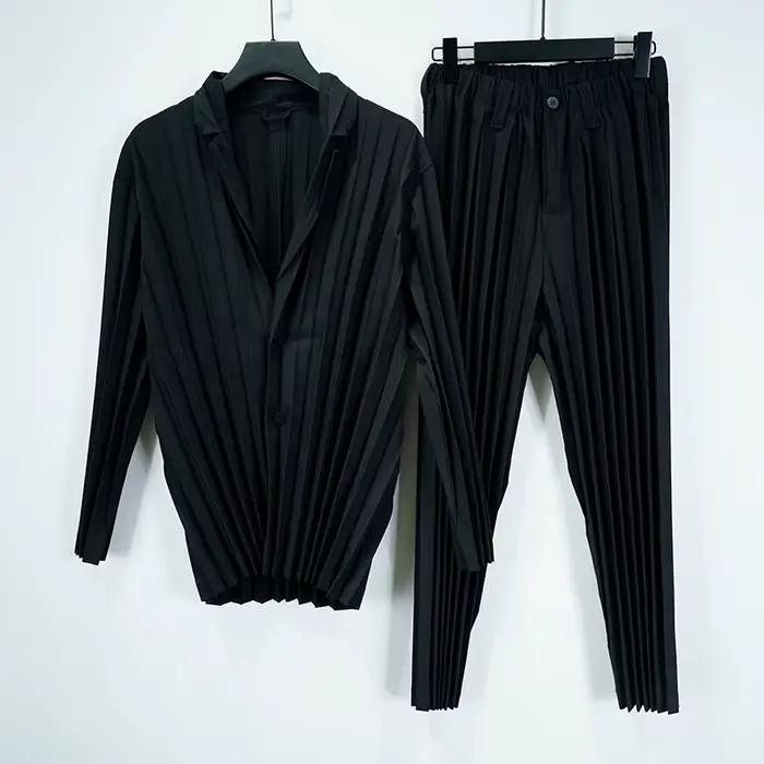 Miyake – costume plissé pour hommes