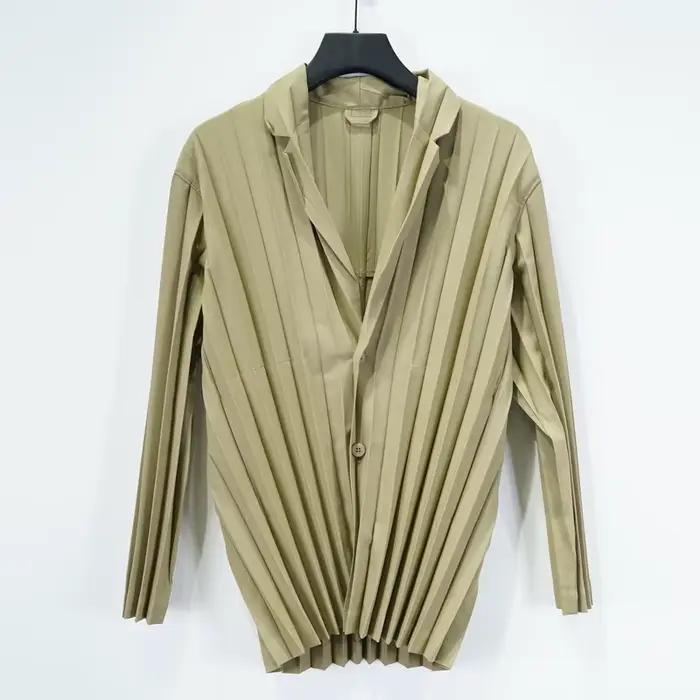 Miyake – costume plissé pour hommes