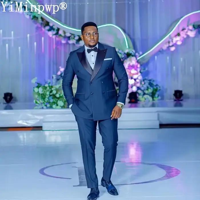 Costume homme bleu marine moderne avec revers pointu et double boutonnage pour mariage et événements formels occasions spéciales
