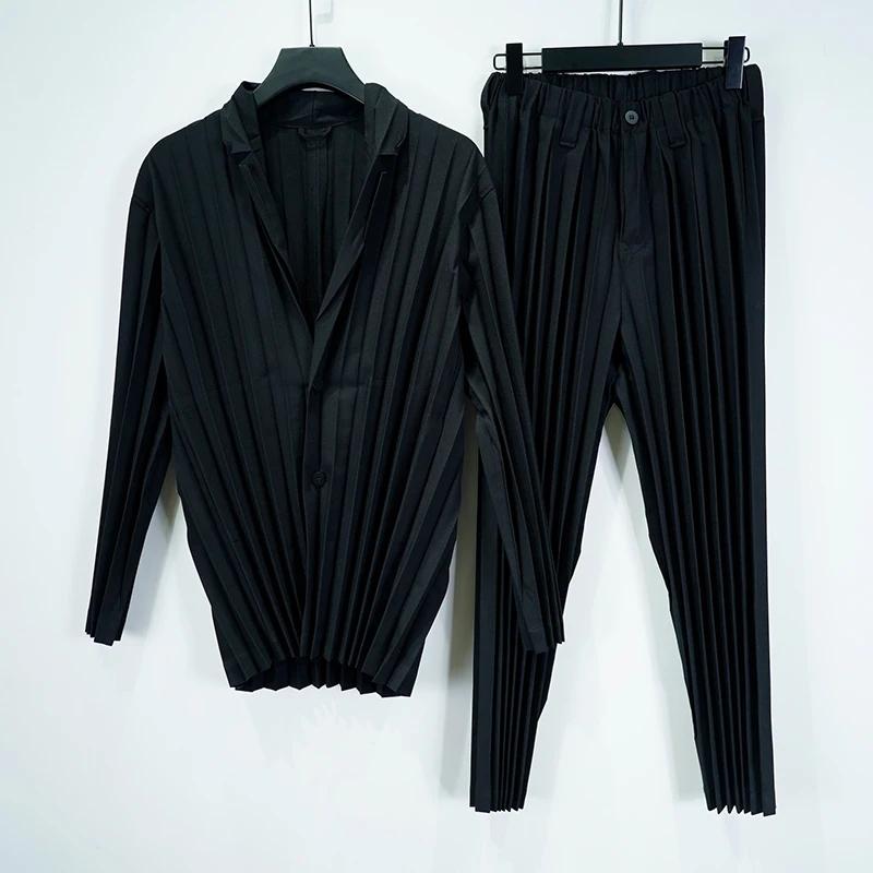 Miyake – costume plissé pour hommes