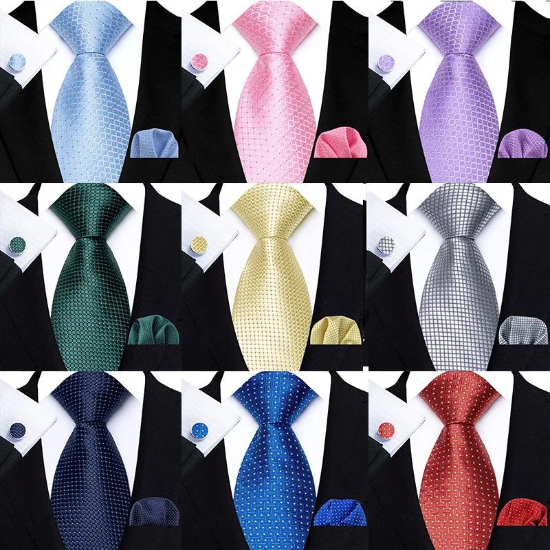 Ensemble de costume de mariage pour homme : motif quadrillé discret et tons unis avec cravate