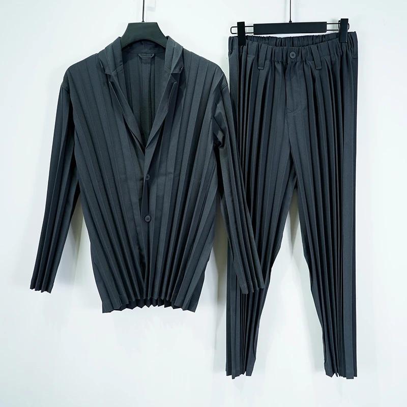 Miyake – costume plissé pour hommes