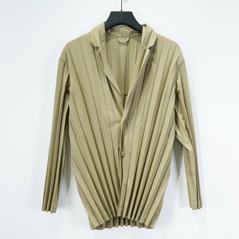 Miyake – costume plissé pour hommes
