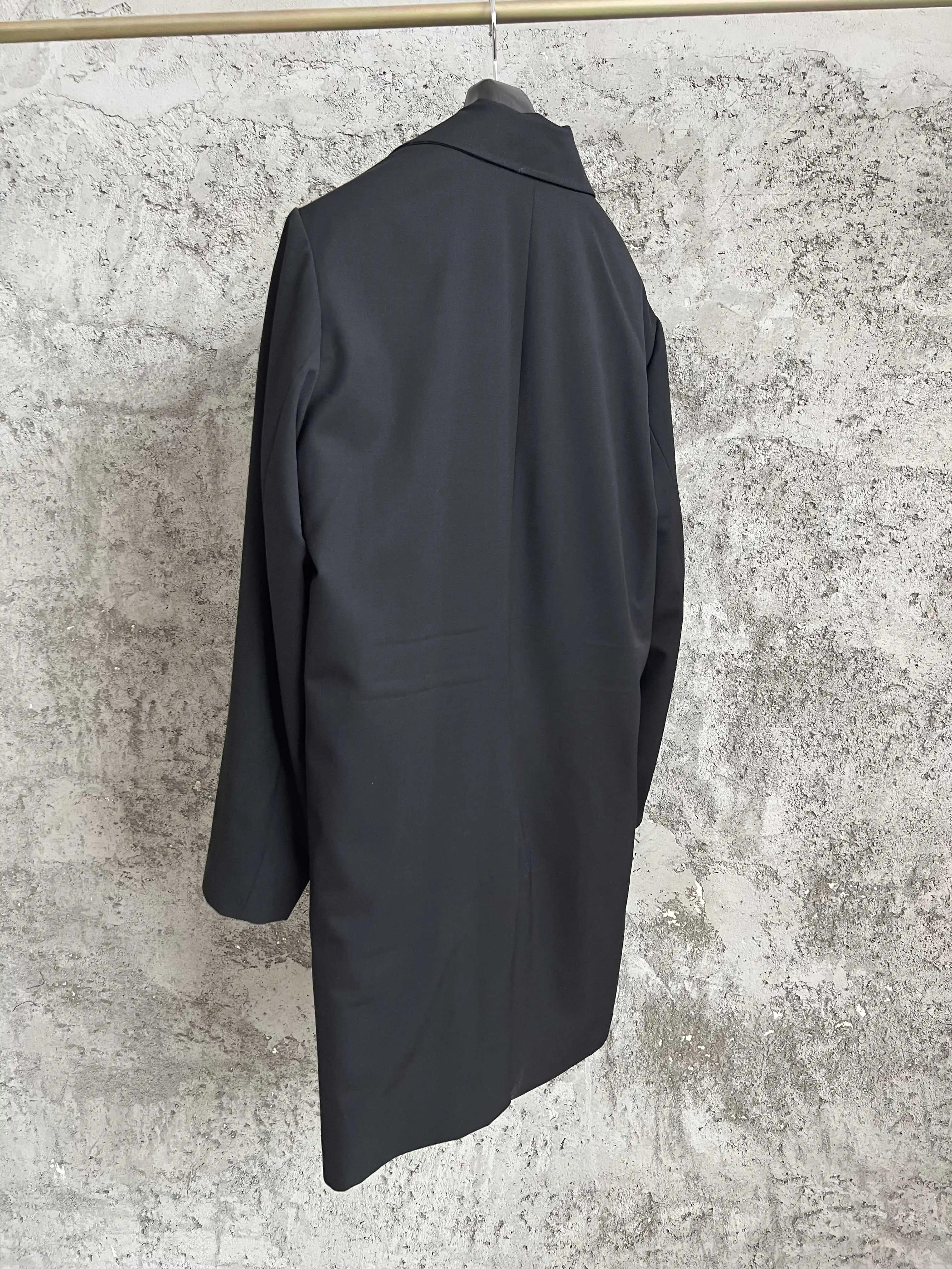 Un costume noir avec un revers incliné