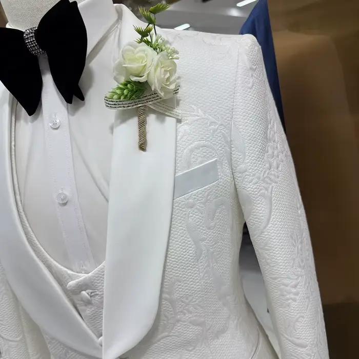 Costume de mariage pour homme blanc 3 pièces, veste jacquard, gilet, pantalon noir, coupe ajustée sur mesure, tenue décontractée ou formelle pour hôte ou soirée