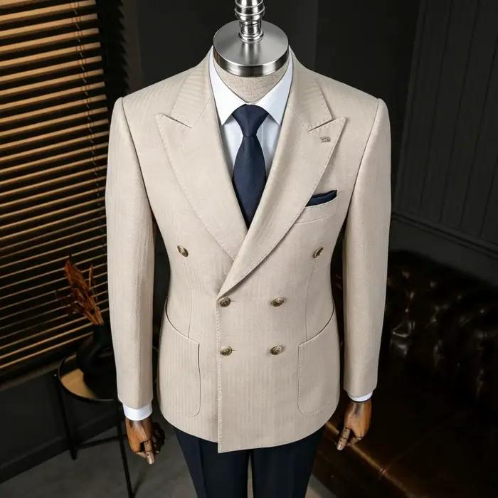 Blazer beige croisé pour homme avec boutons dorés
