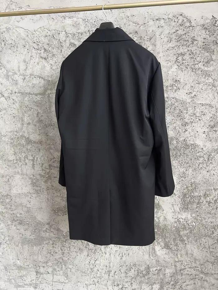 Un costume noir avec un revers incliné