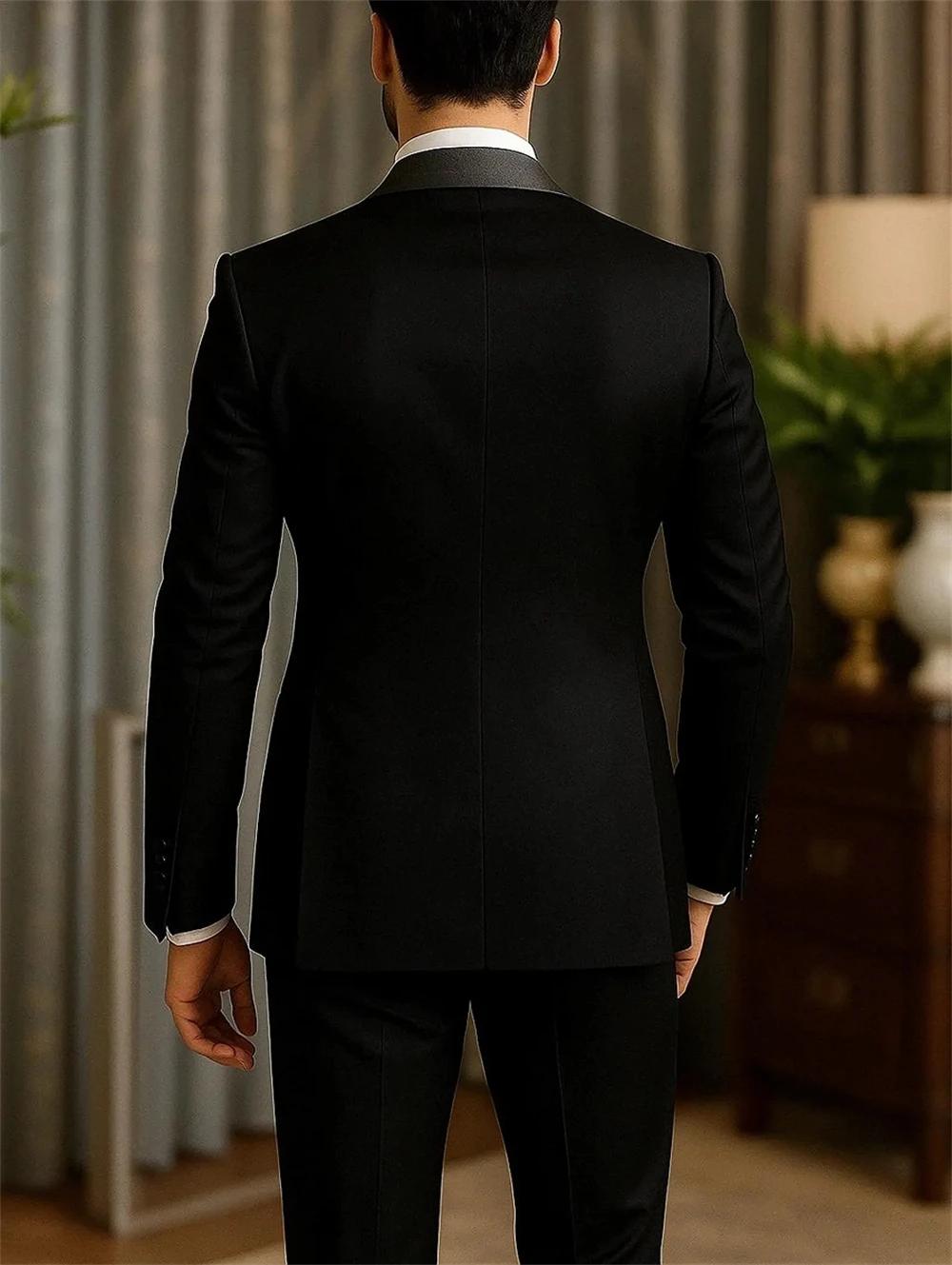 Costume pour homme noir 3 pièces avec revers gris