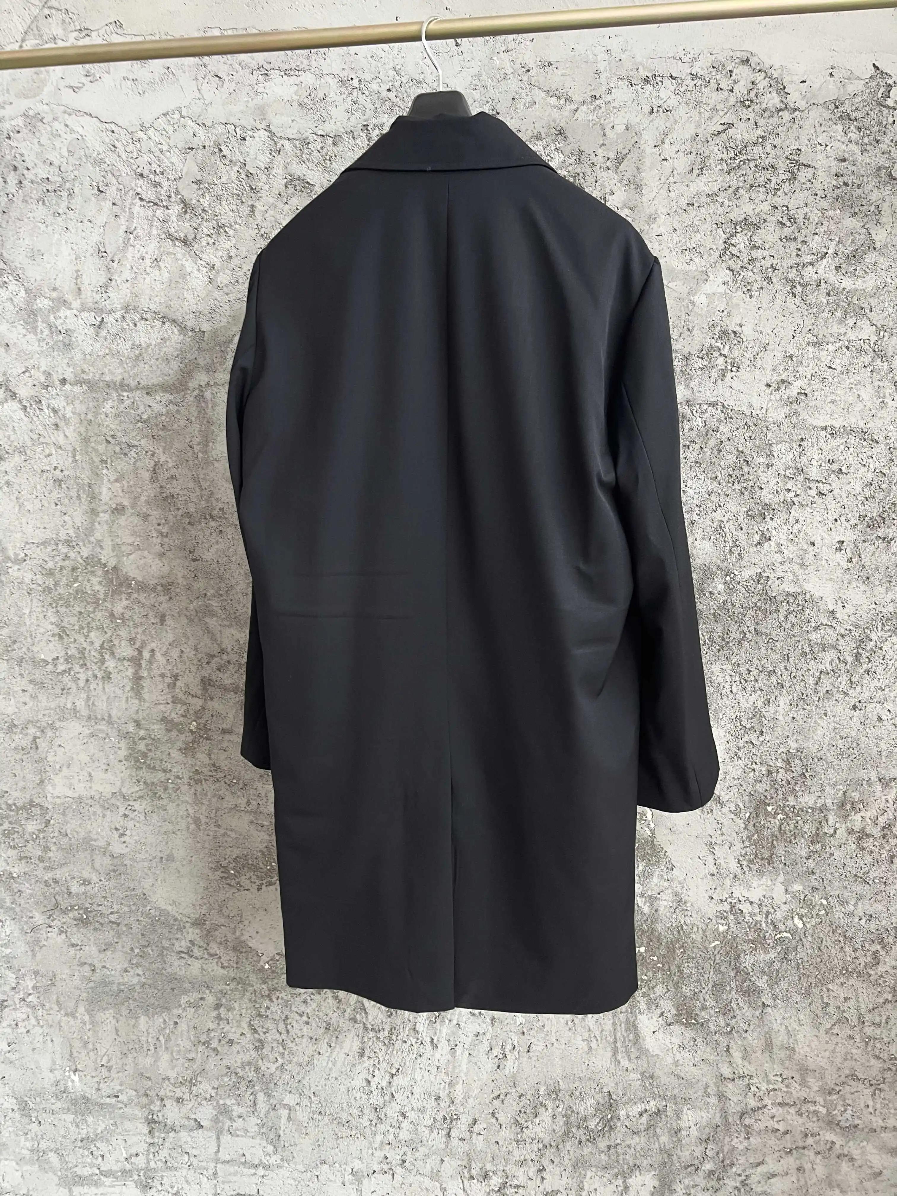 Un costume noir avec un revers incliné