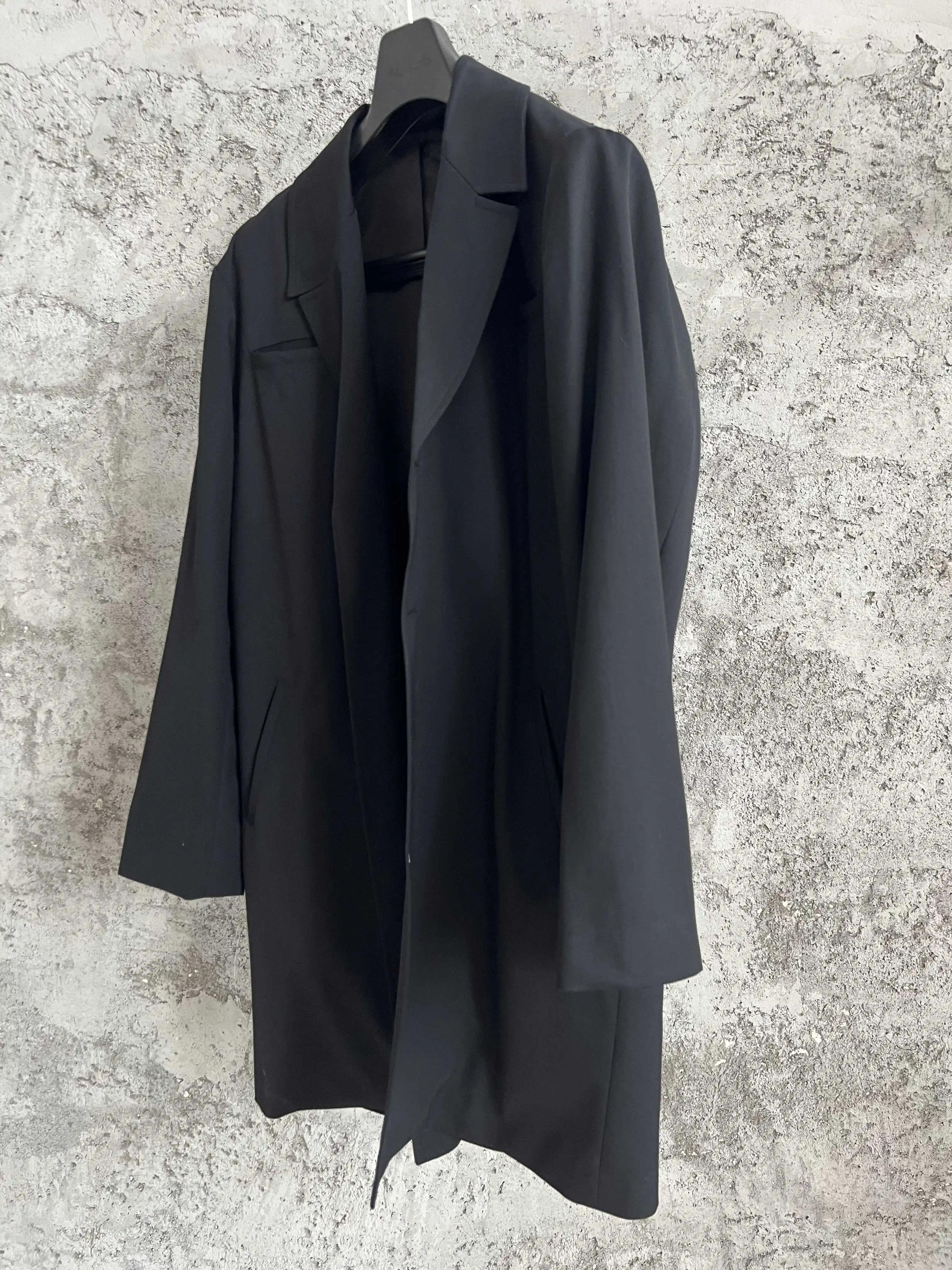 Un costume noir avec un revers incliné