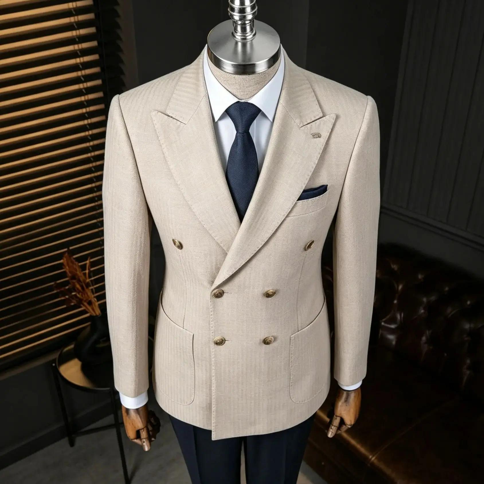 Blazer beige croisé pour homme avec boutons dorés